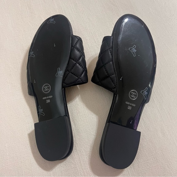 Like CHANEL
Grosgrain Quilted Camellia CC Slides - Picture 3 of 3